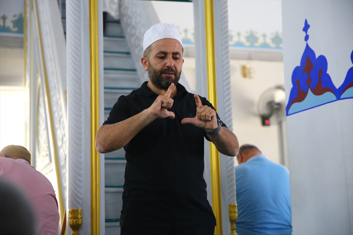 Adana'da iki camide işitme engellilere işaret diliyle cuma hutbesi veriliyor