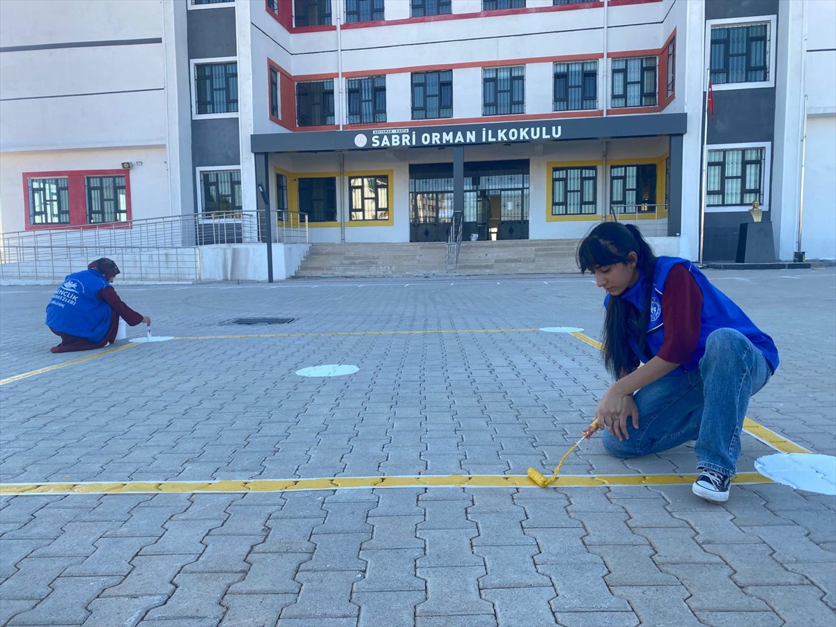 Adıyaman Kahta'da gönüllüler, öğrenciler için okul bahçesine geleneksel oyun alanları çizdi
