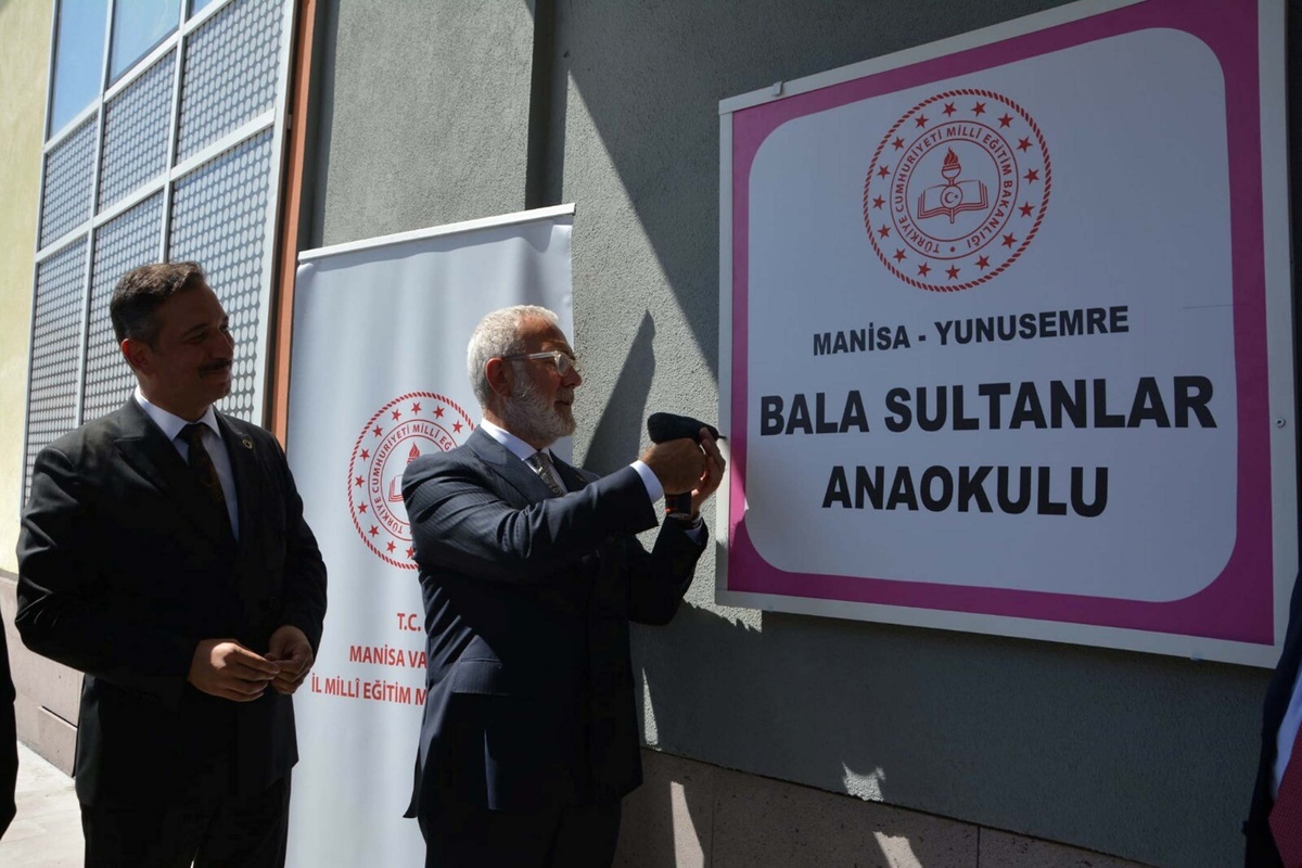 AK Partili Yenişehirlioğlu, Manisa Akgedik'te 64 derslikli 4 okulun tabelasını astı