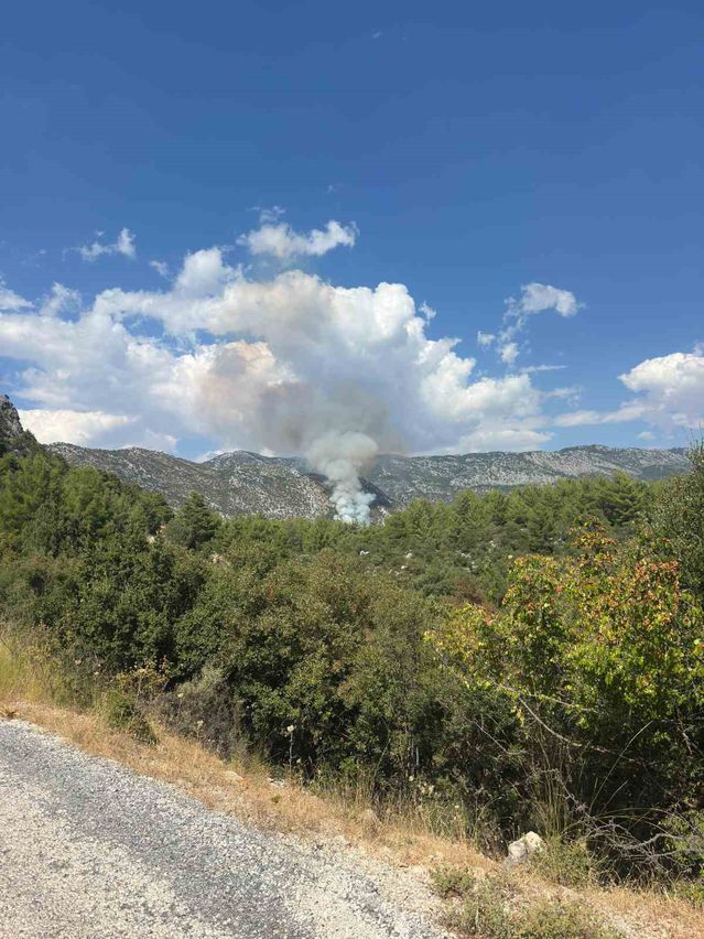 Antalya Akseki'deki yangına 5 helikopter ve 10 arazözle havadan ve karadan müdahale sürüyor