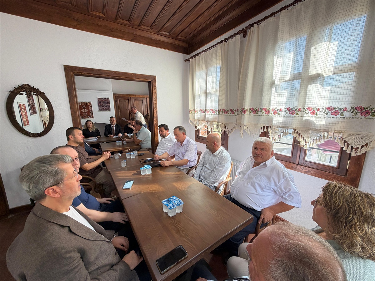 Alaçam Belediyesi'nin meclis toplantısı Kitap Kafe'de yapıldı