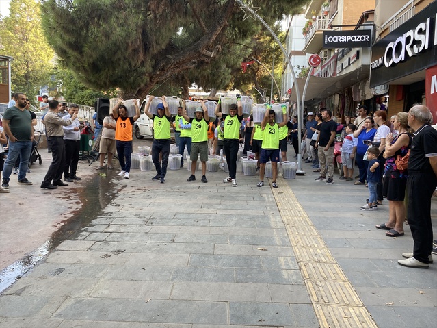 Alaşehir Festivali'nde 30 kilogramlık sepetlerle kelter çekme yarışı yapıldı