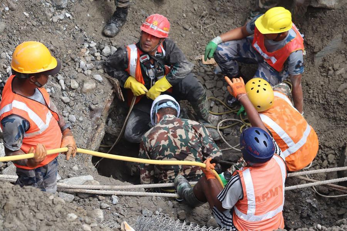 Nepal'de sel felaketinde tünelde mahsur kalan iki işçi 9 gün sonra sağ kurtarıldı