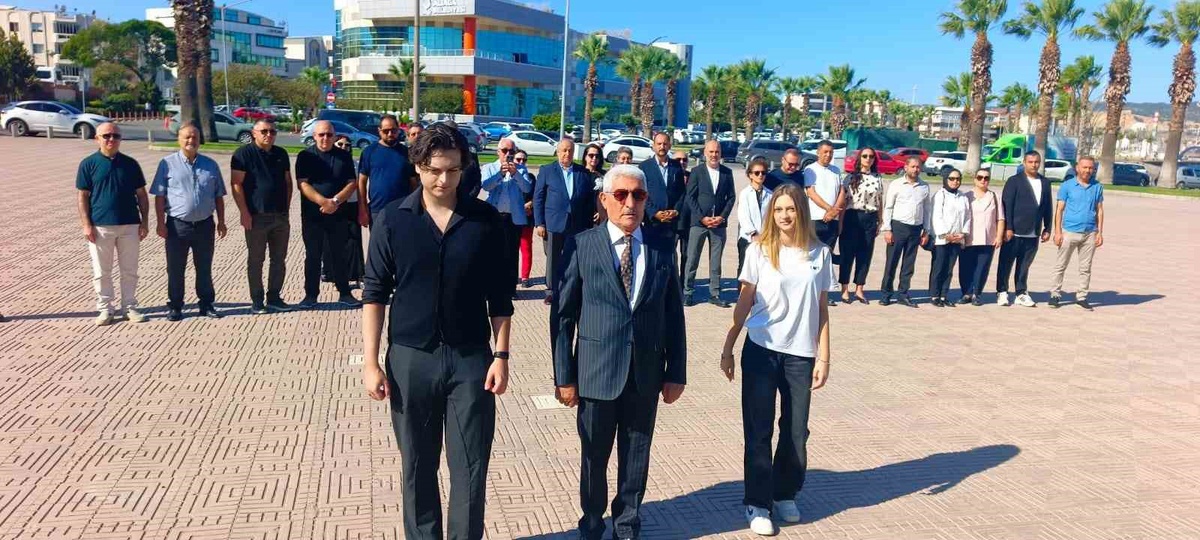 Aliağa'da Sivas Kongresi'nin 107. yıl dönümünde Atatürk Anıtı'na çelenk sunuldu