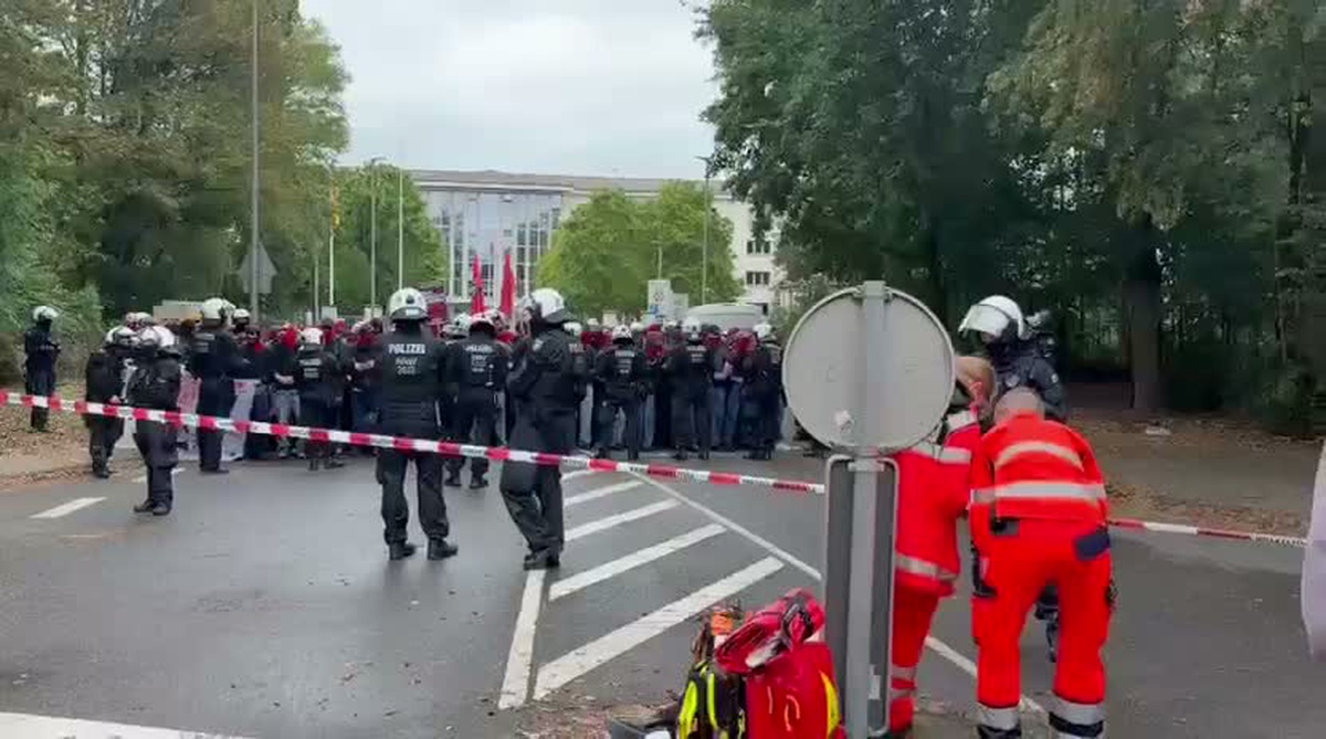 Köln'deki kışla protestosunda polis müdahalesi sonrası göstericilere işlem başlatıldı