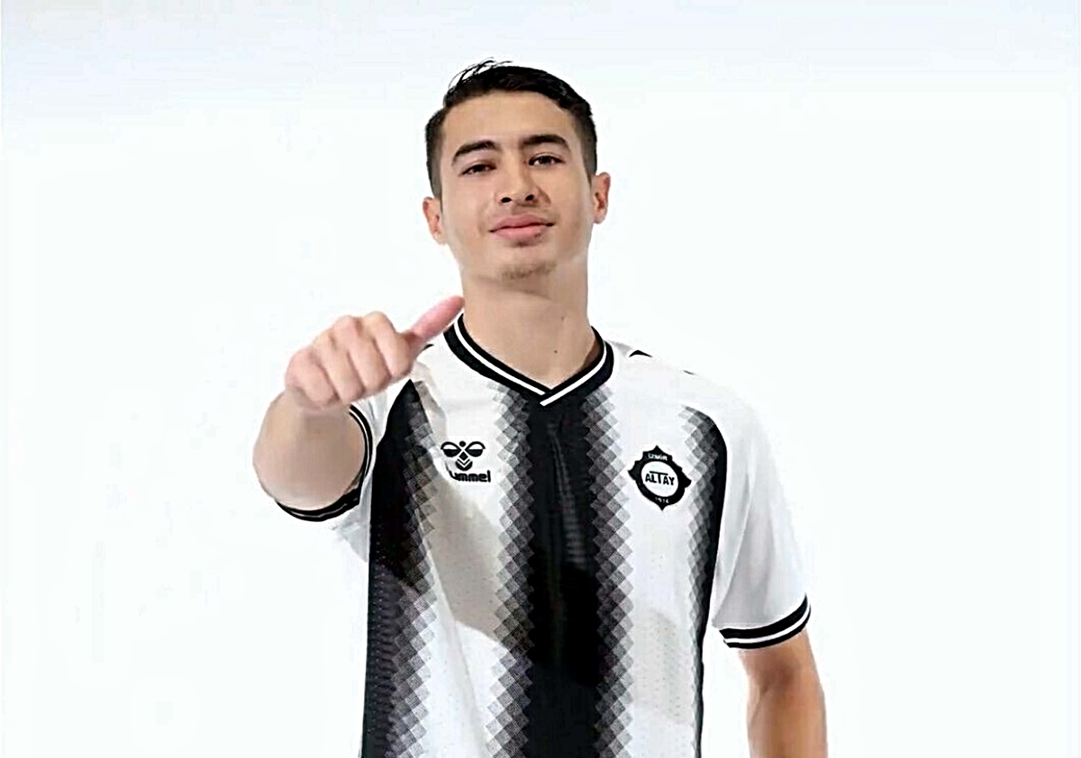 Altay, iç transferde üç futbolcuyla yeniden sözleşme imzaladı
