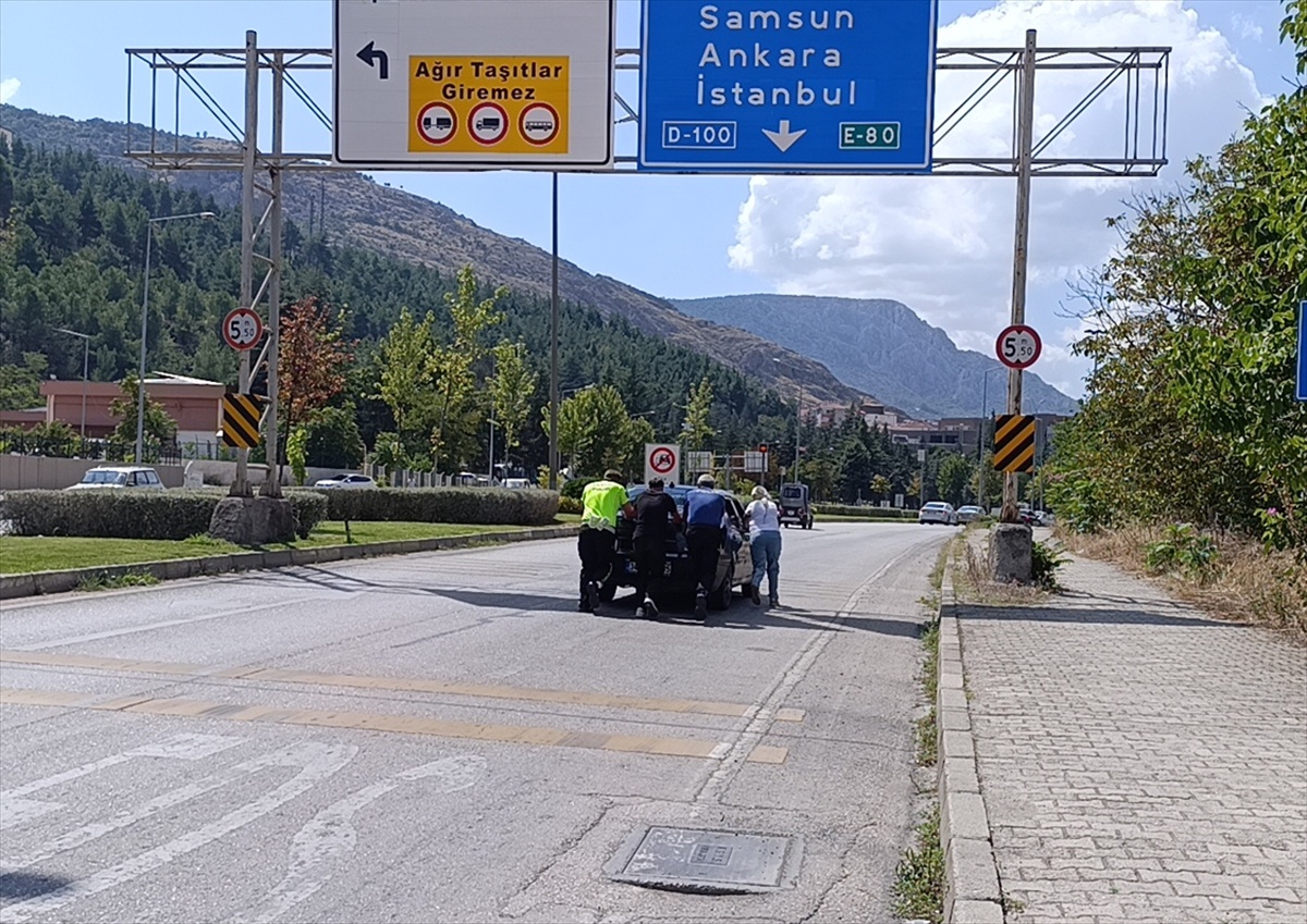 Amasya'da arızalanan otomobili polis iterek çalıştırdı