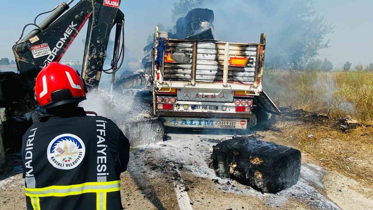 Osmaniye Kadirli'de anız yangını pamuk yüklü tıra sıçradı, sürücü çekiciyi ayırarak kurtuldu