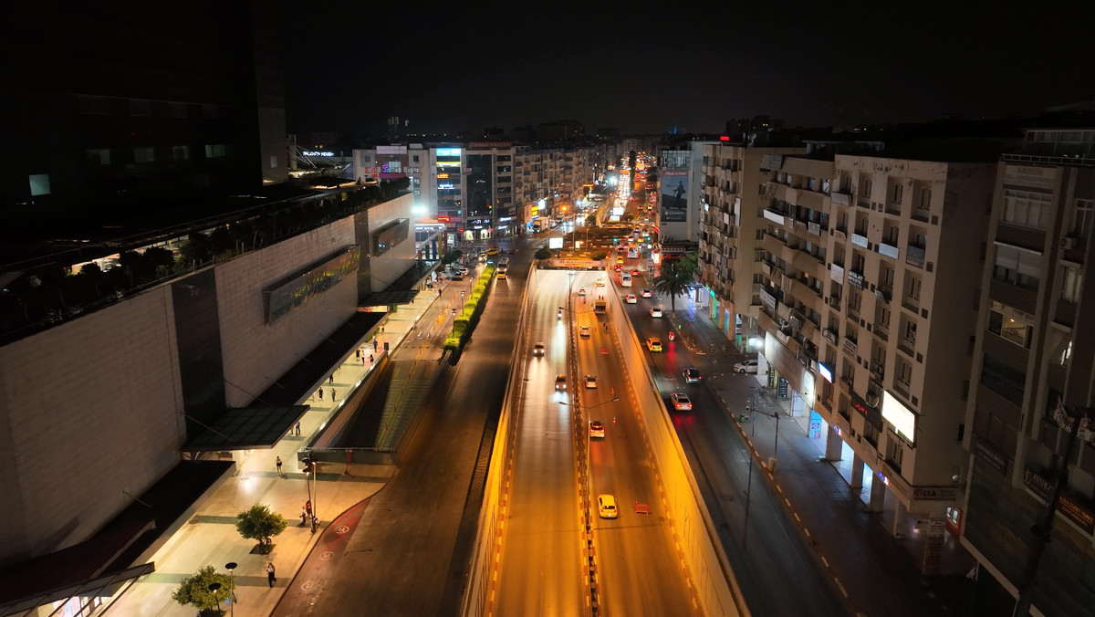 Antalya Büyükşehir Belediyesi 100. Yıl Caddesi'nde kaldırım yenileyip alt geçitleri boyuyor