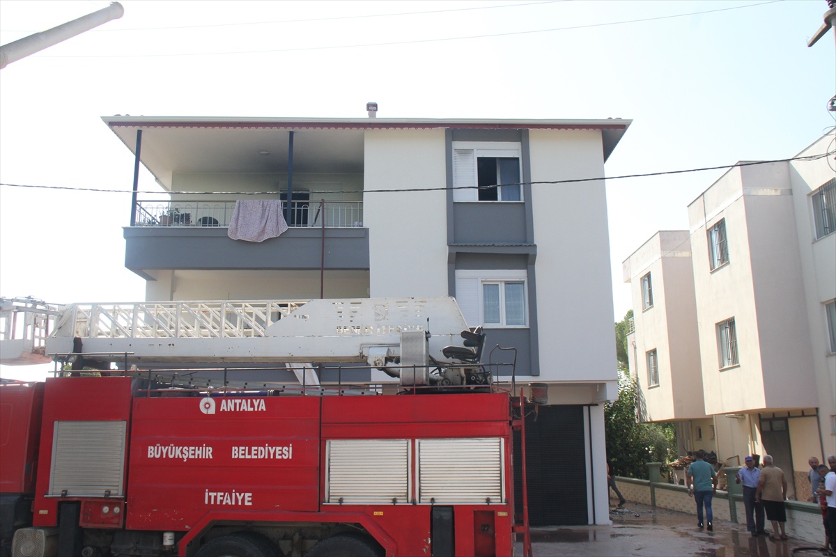 Serik'te bir apartman dairesinde çıkan yangında evin iki odası küle döndü