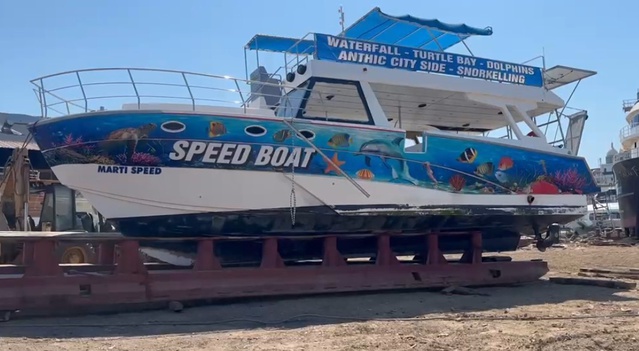 Manavgat'ta turist taşıyan fiber tekne su alıp yarıya kadar battı