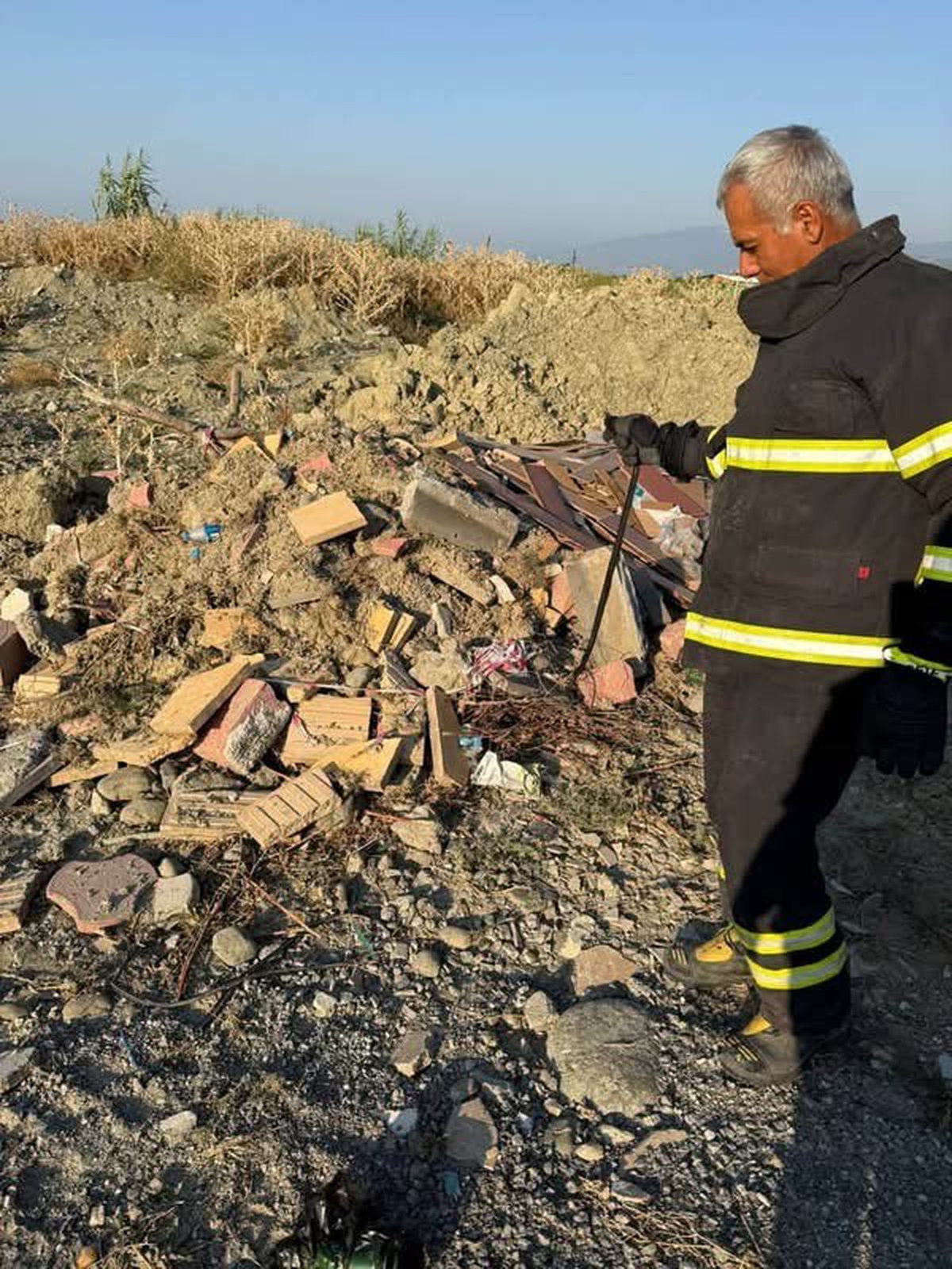 Hatay Arsuz'da eve giren yılan ekiplerce yakalanıp doğal yaşam alanına bırakıldı