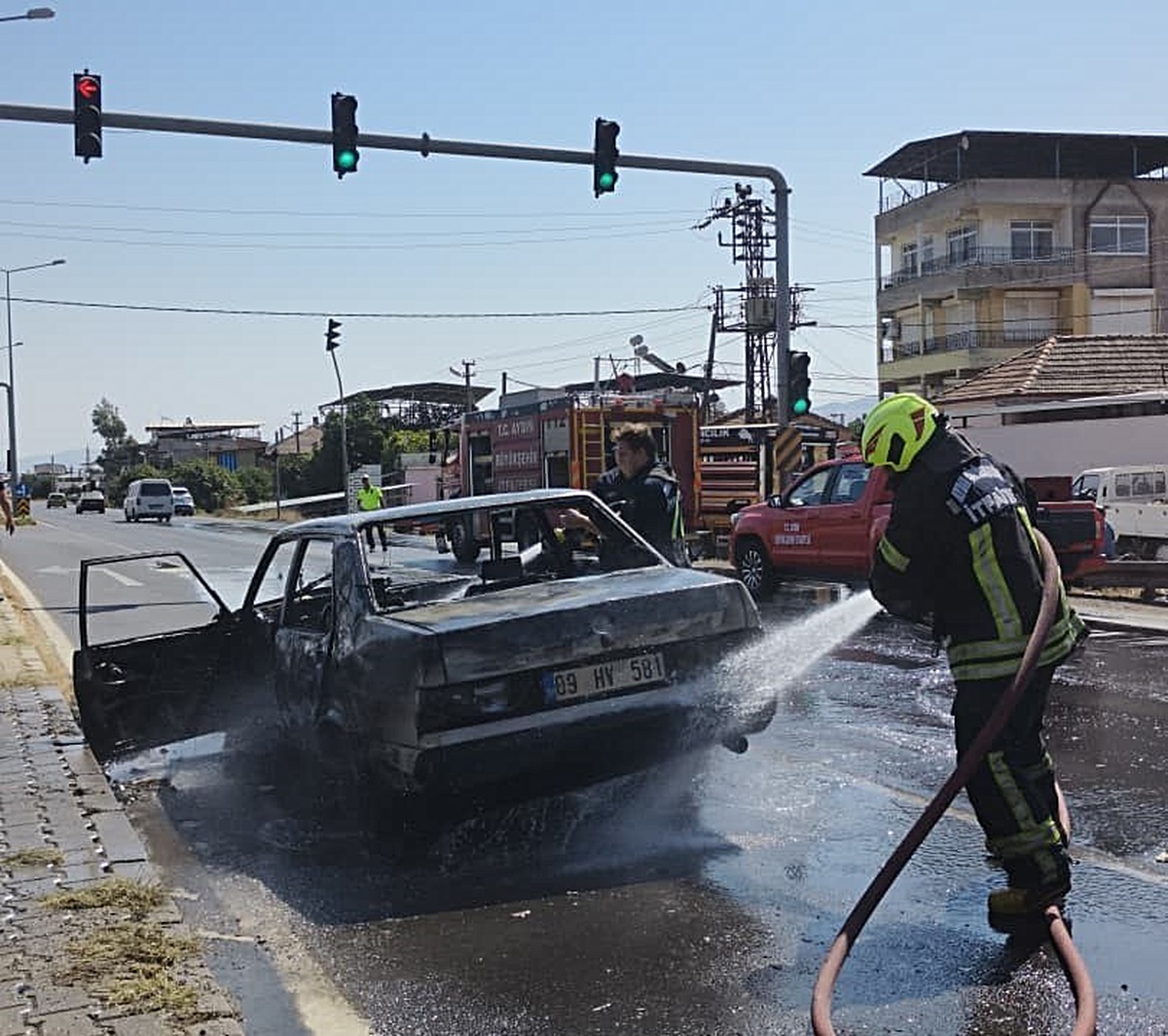 Aydın Nazilli'de seyir halindeki araçta yangın çıktı, otomobil kullanılamaz hale geldi