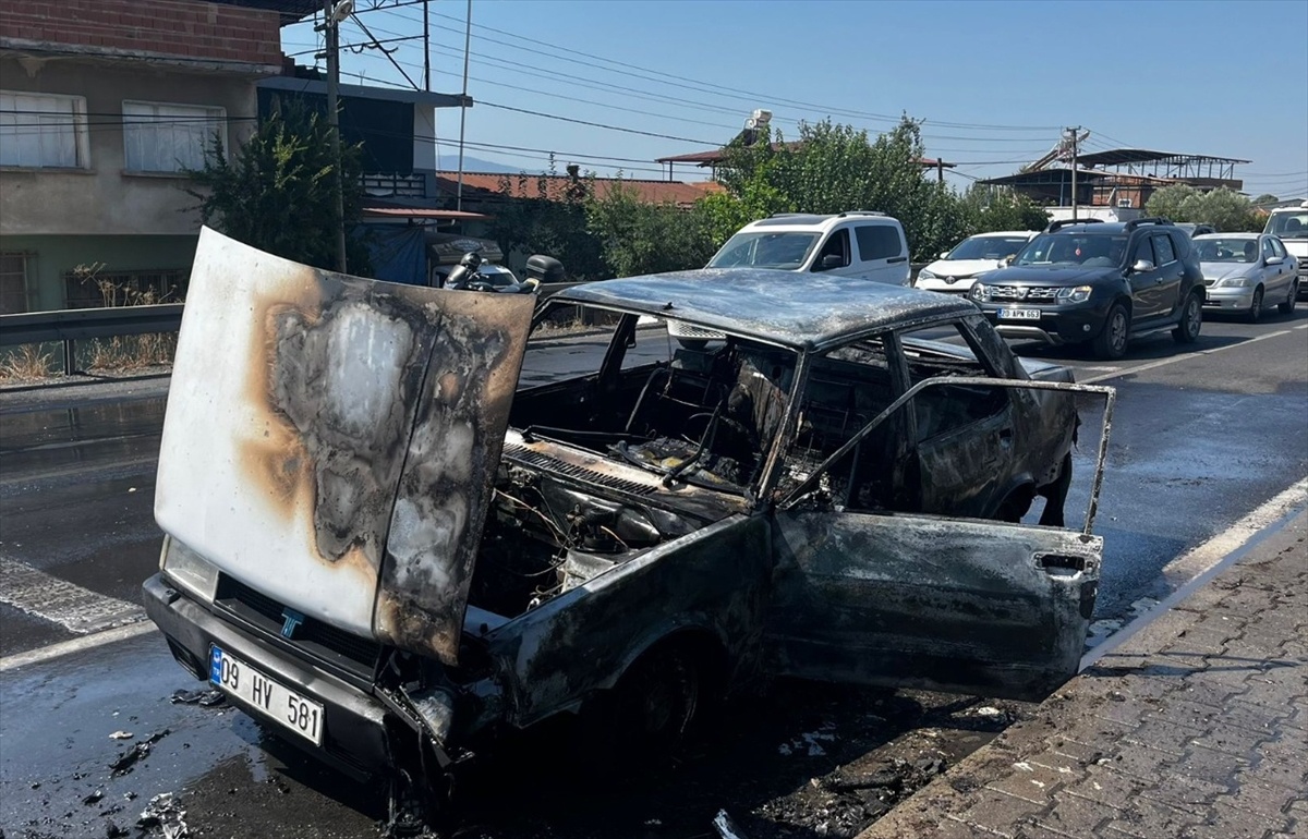 Aydın Nazilli\'de seyir halindeki otomobil alev aldı, araç kullanılamaz hale geldi