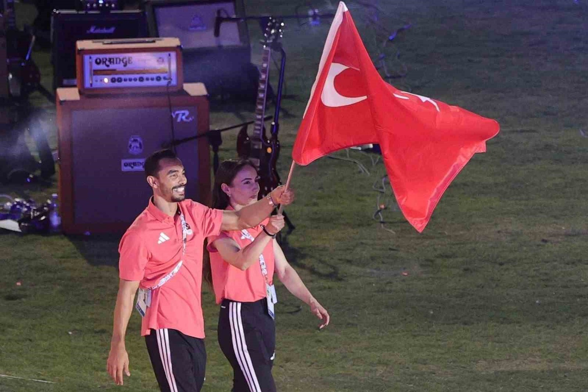 Bakan Bak, Akdeniz Oyunları'nda 111 madalya kazanan 334 milli sporcuyu tebrik etti