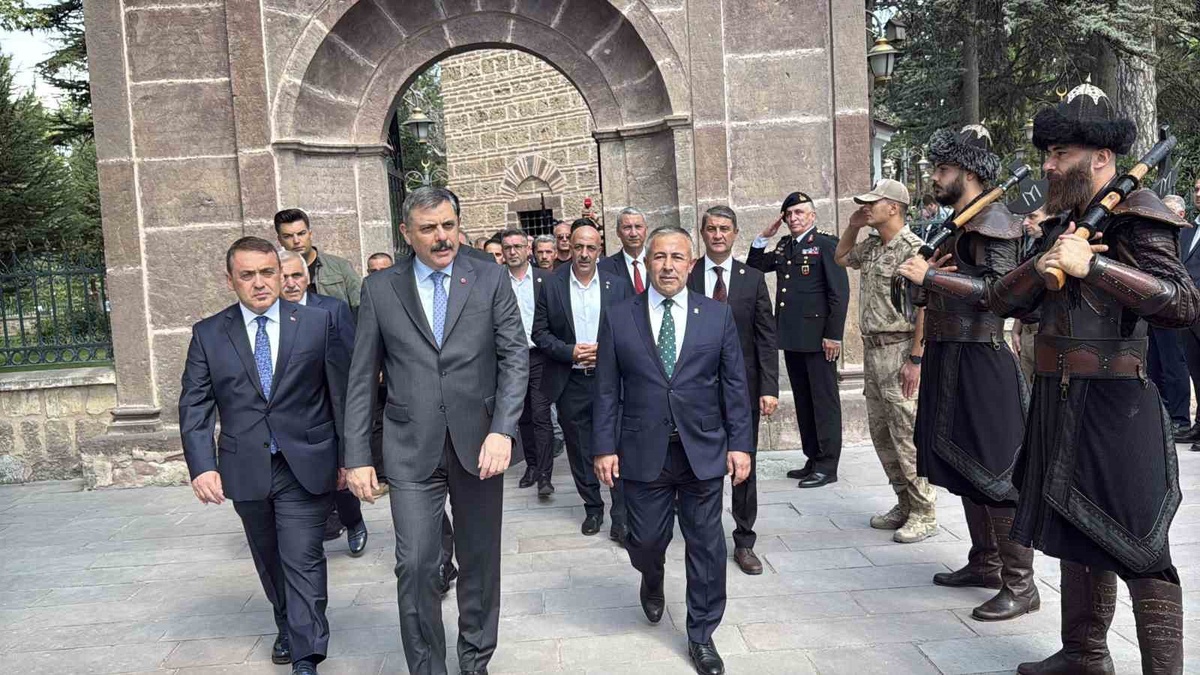 Bakan Çiftçi, Söğüt'te Ertuğrul Gazi Türbesi'ni ziyaret ederek dua etti