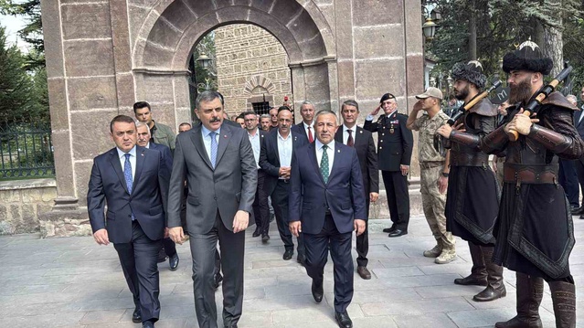 Bakan Çiftçi, Söğüt'te Ertuğrul Gazi Türbesi'ni ziyaret ederek dua etti