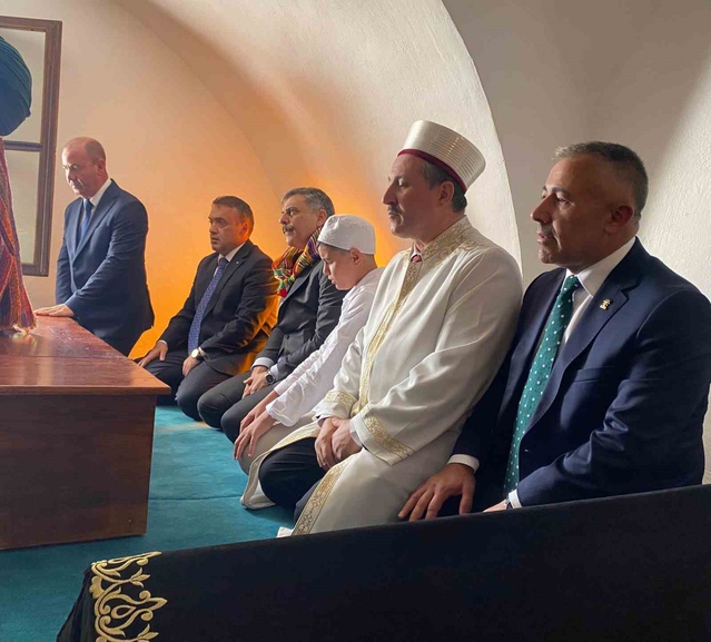 İçişleri Bakanı Çiftçi, Bilecik'te Şeyh Edebali Türbesi'ni ziyaret edip dua etti