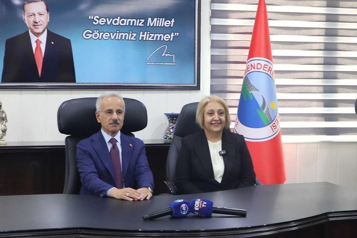 Bakan Uraloğlu, AK Parti'ye geçen Menderes Belediyesi'ni ziyaret etti