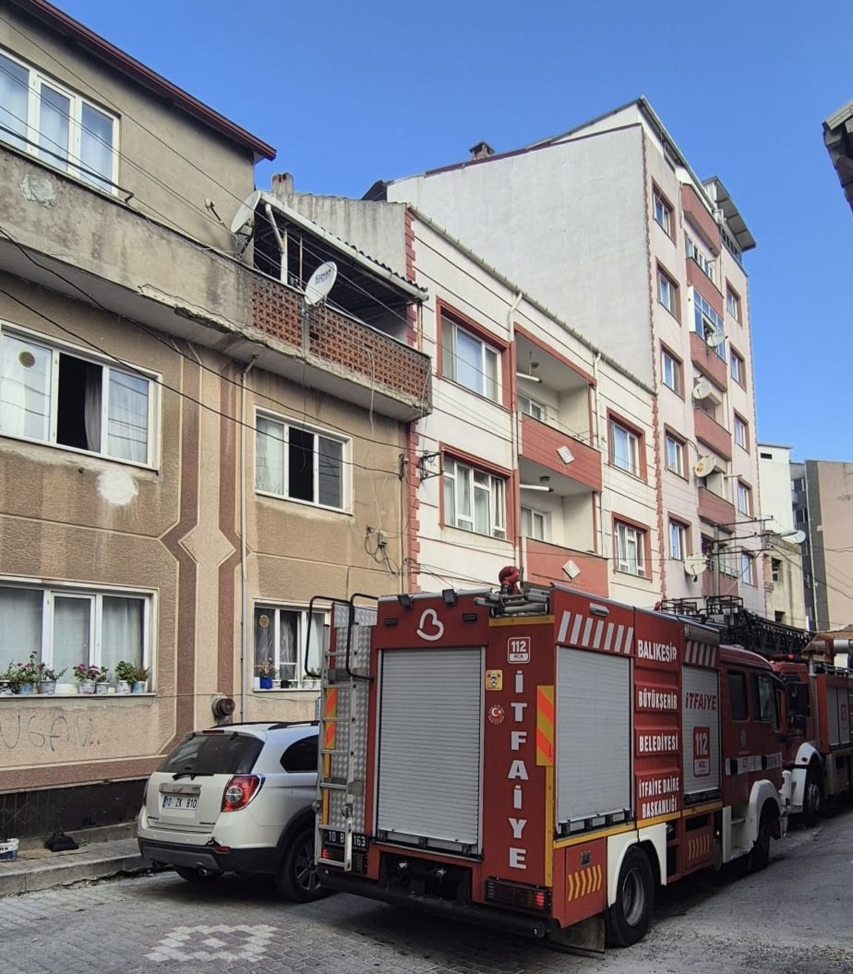 Balıkesir Susurluk'ta şofben yangınında dumandan etkilenen kişi itfaiye tarafından kurtarıldı