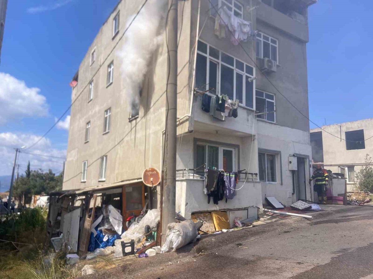 Bandırma'da apartmanın ikinci katında çıkan yangın itfaiyenin müdahalesiyle söndürüldü