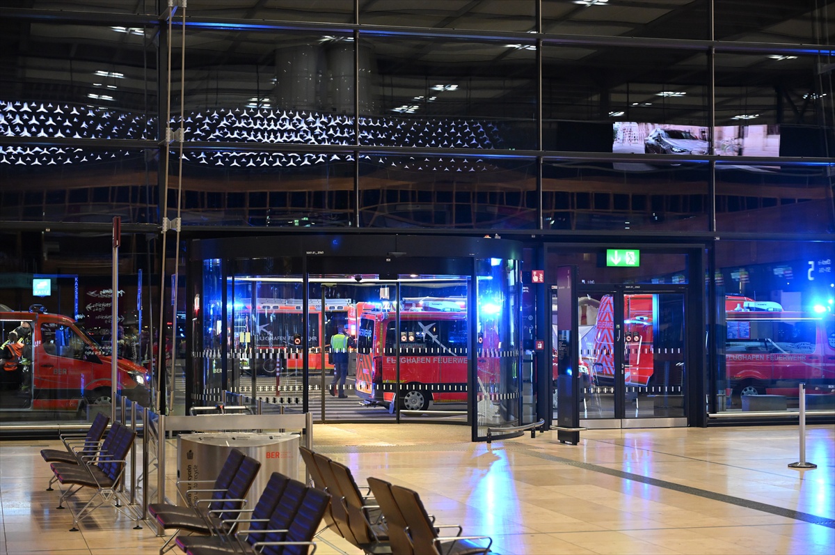 Berlin Havalimanı\'nda tehlikeli madde alarmı Terminal 1\'i boşalttı