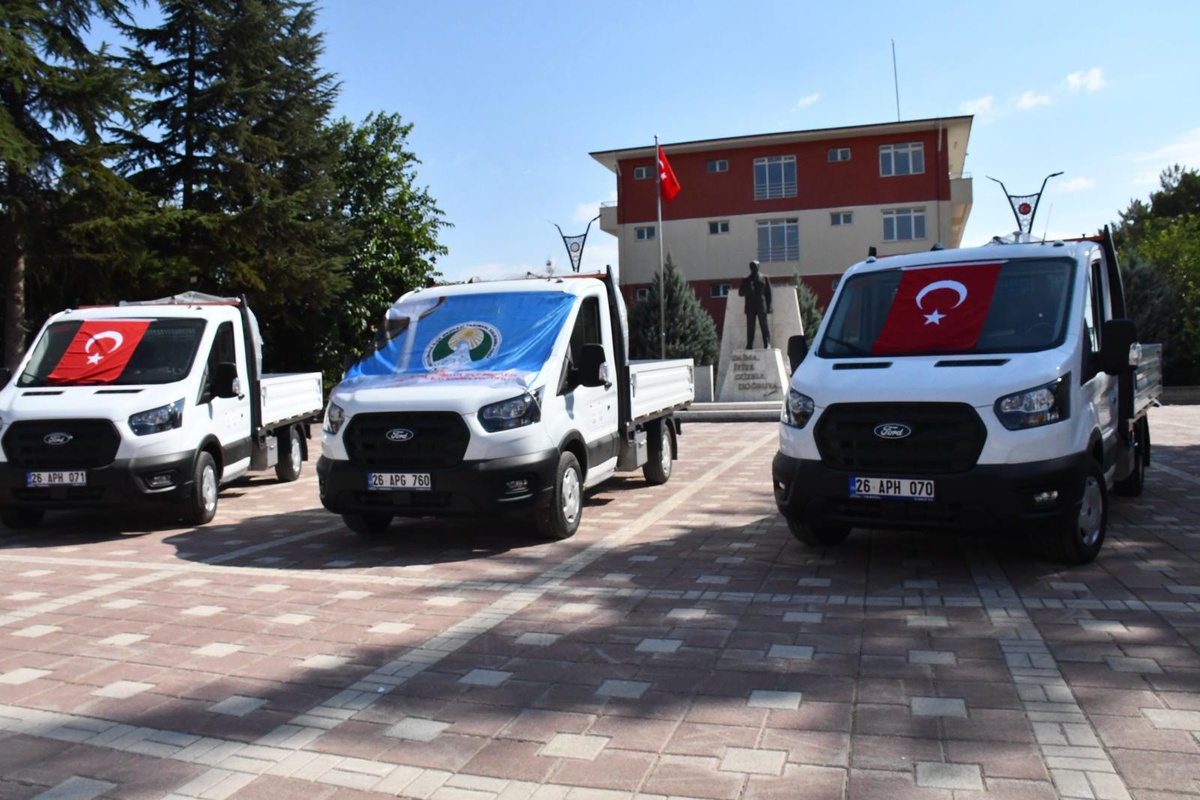 Beylikova'da kooperatife 3 kamyonet ve 5 süt tankı teslim edildi
