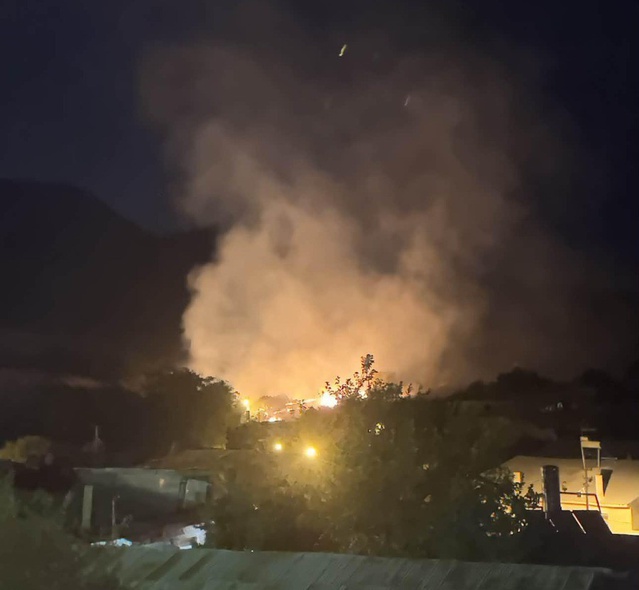 Beyşehir Mesutlar'da saman balyası yangını gece korkuttu, alevler evlere sıçramadan söndürüldü