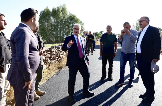 Bingöl Valisi Çelik, Karlıova'daki BSK asfalt çalışmalarını yerinde inceledi