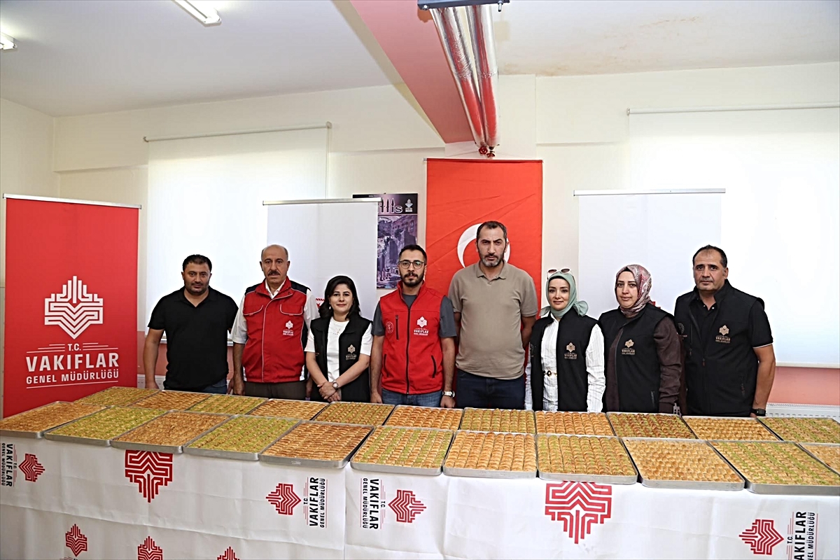 702 yıllık vakıf geleneği kapsamında Tatvan cezaevindeki hükümlülere tatlı ikram edildi