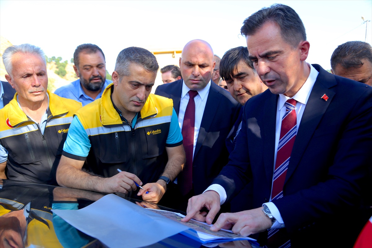 Bitlis Valisi Karakaya, Mutki\'de sıcak asfalt çalışmalarını yerinde inceledi
