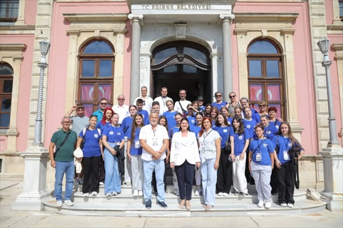 Bosna Hersekli dansçılar Edirne'de festival için Belediye Başkanı Gencan'ı ziyaret etti