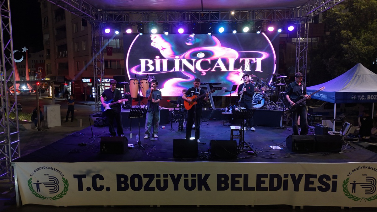 Bozüyük'te kurtuluşun 104'üncü yılında konser coşkusu, vatandaşlar hep bir ağızdan söyledi