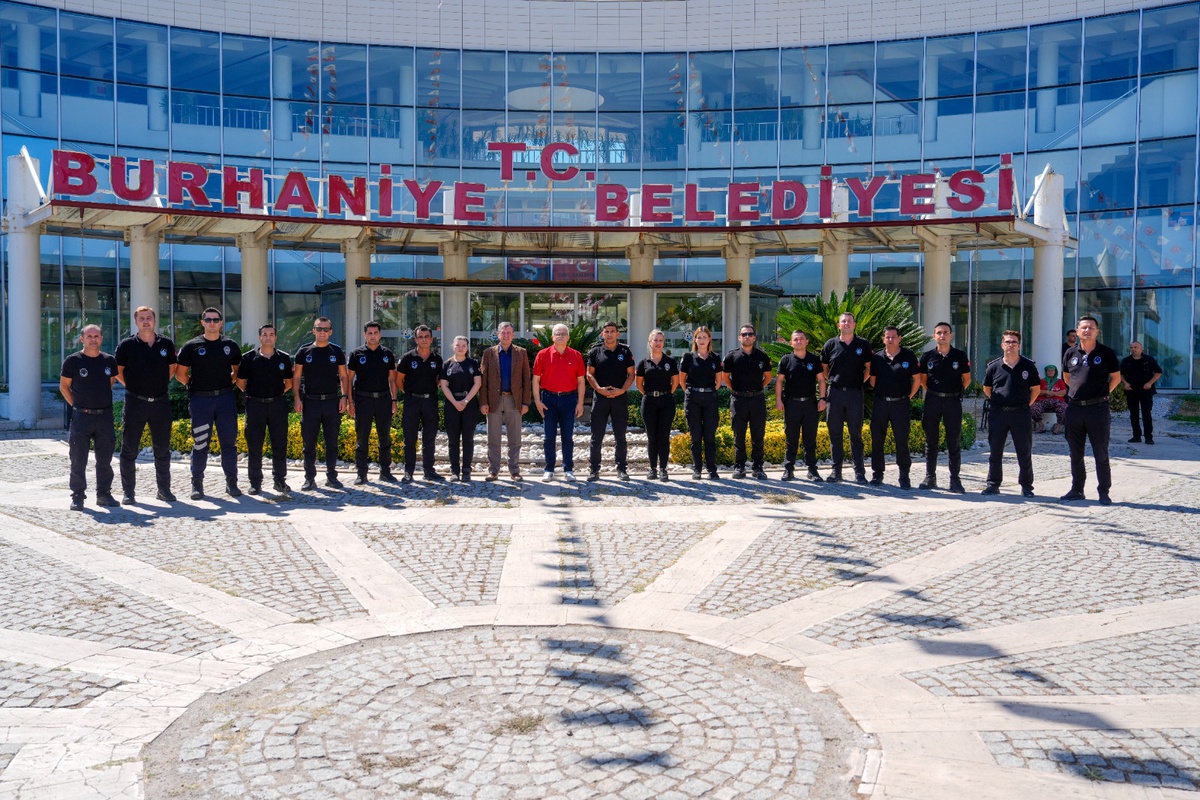 Burhaniye Belediye Başkanı Deveciler, Zabıta Haftası'nda personele baklava ikram etti