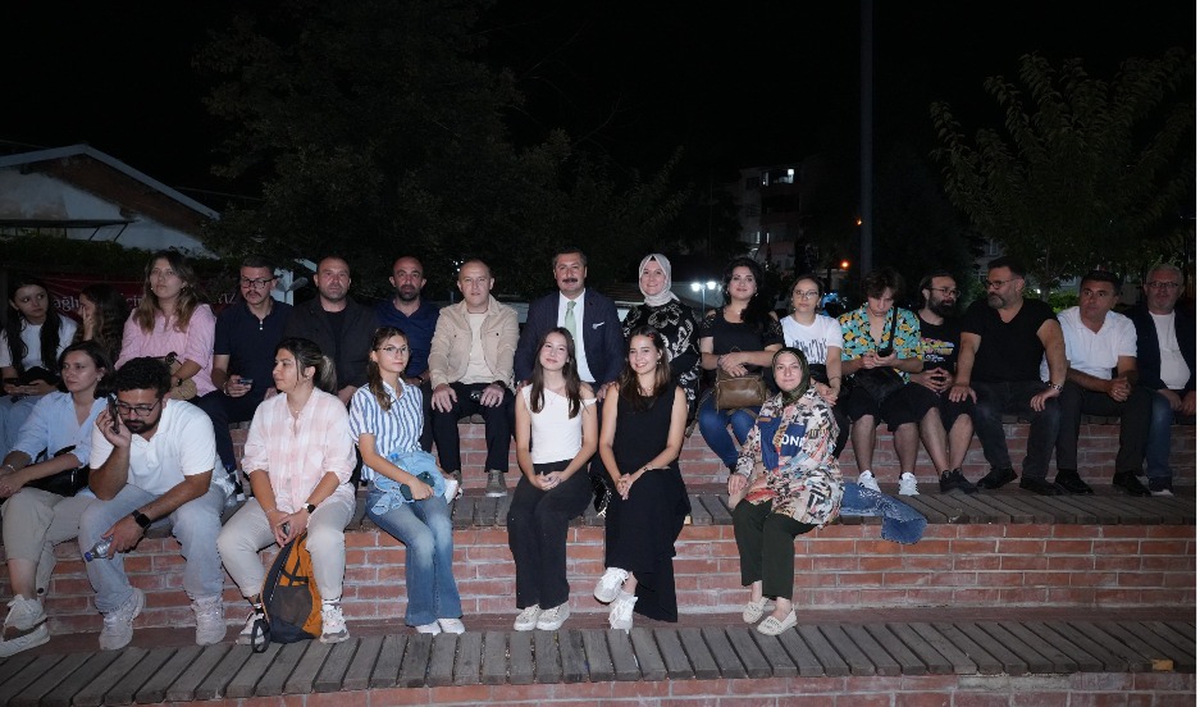 Bursa Yenişehir'deki Altın Biber Festivali'nde Manuş Baba binlerce kişiye konser verdi