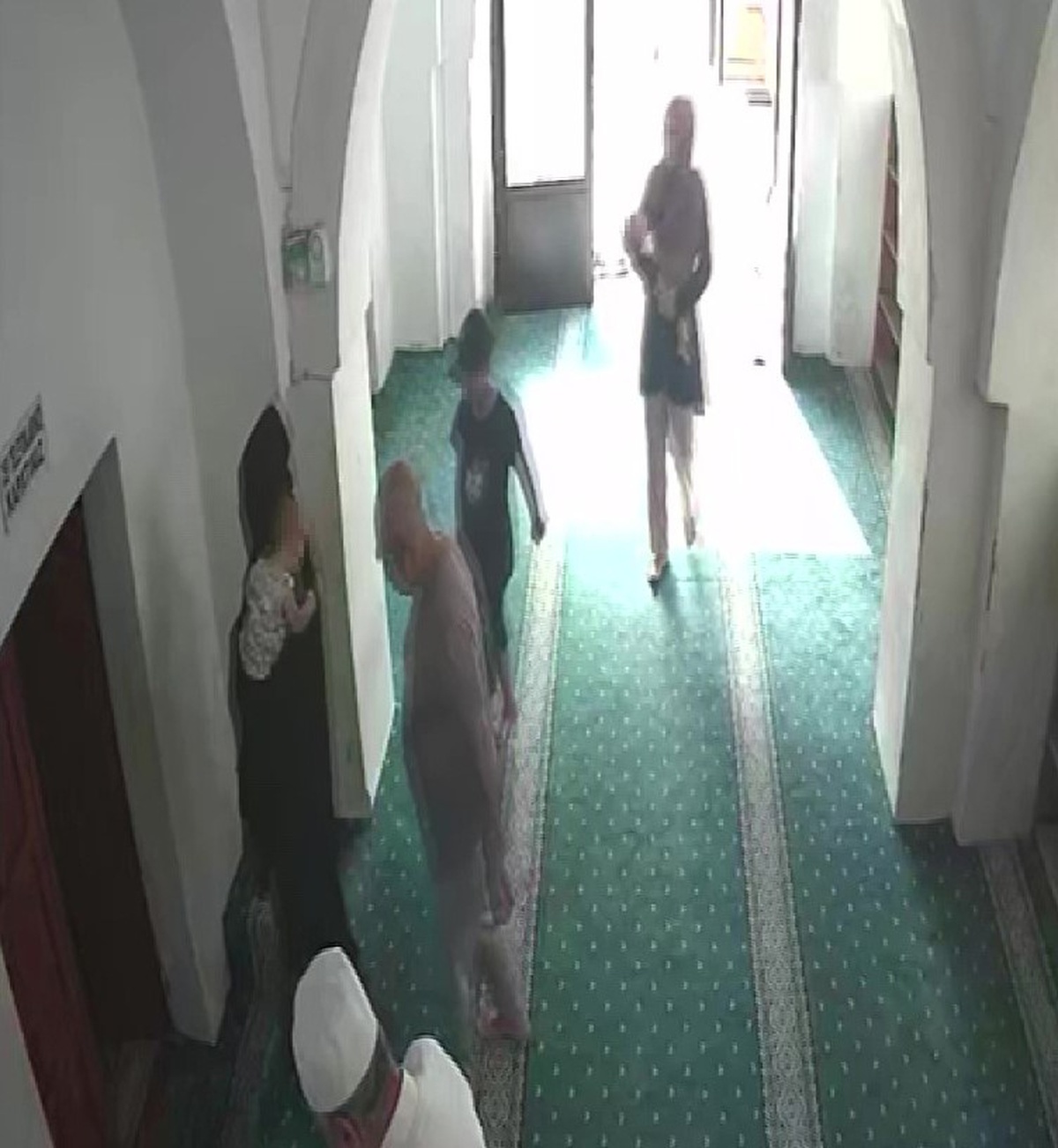 Adana'da camide namaz kılan kadının altın ve cüzdanı çalındı, hırsız kadın tutuklandı