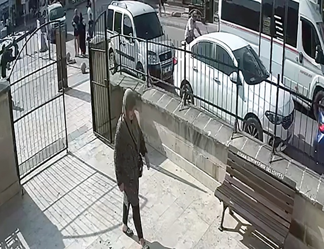 Adana'da camiye giren kadının çantasından altınlarını çalan şüpheli tutuklandı