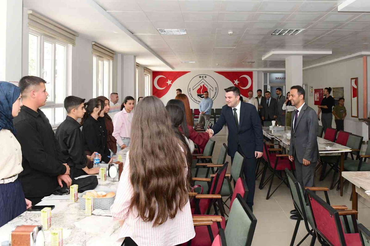 Van Çatak'ta LGS ve YKS'de derece yapan öğrencilere ödüllerini Kaymakam Sarı verdi