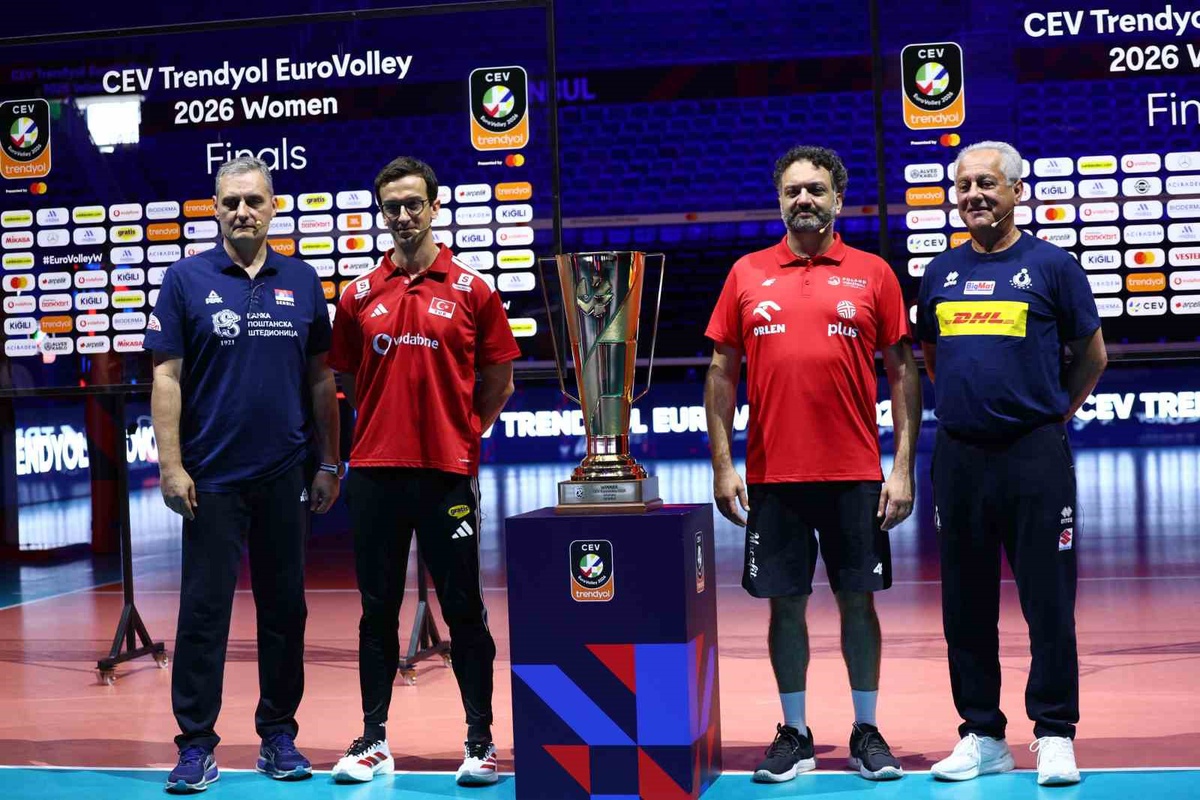 Kadın voleybolunda yarı final öncesi dört takımın kaptan ve başantrenörleri basın toplantısında