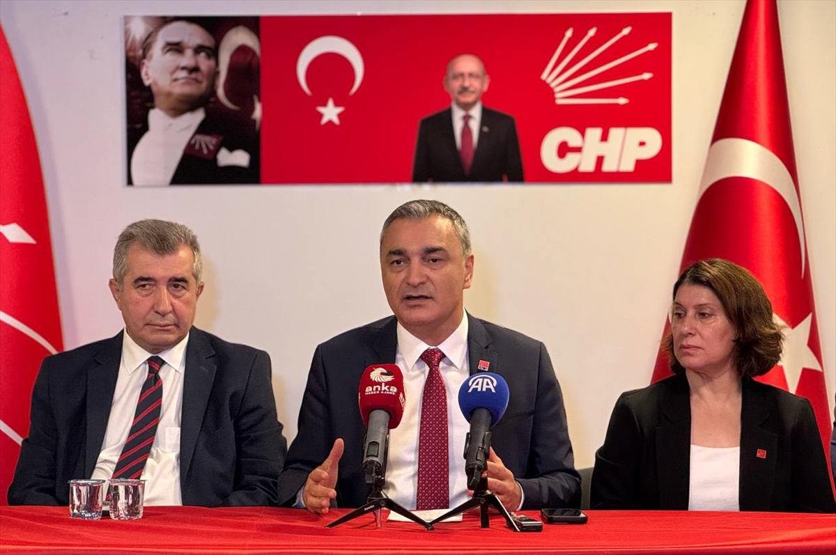 Üsküdar\'da CHP\'li başkan yardımcıları gözaltında, Sarı\'dan \'seçim ayarlı\' suçlaması