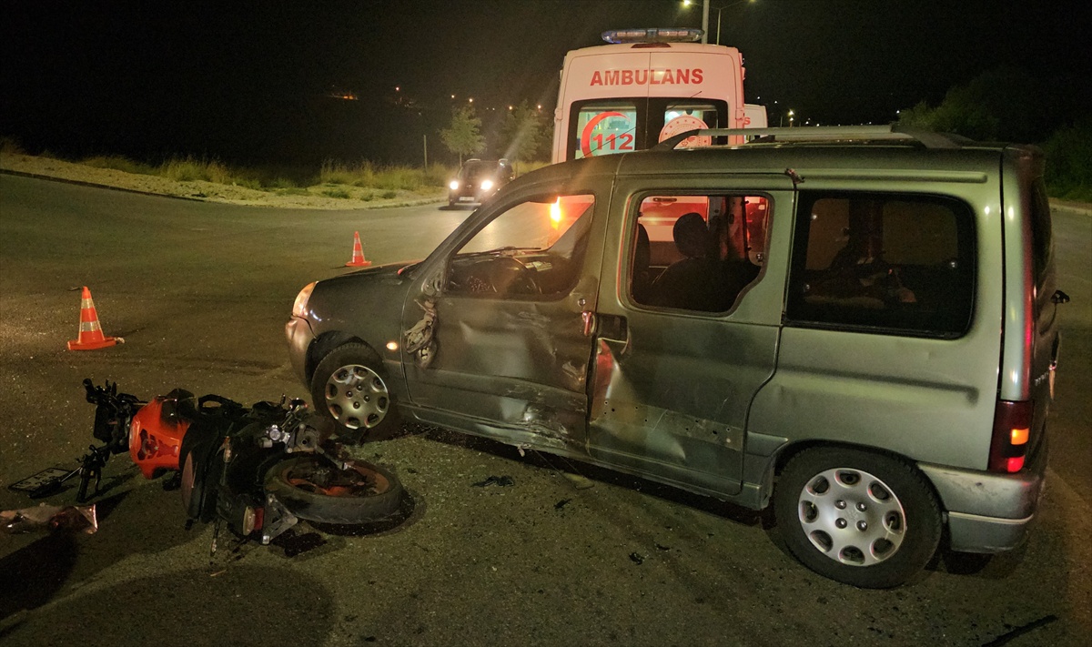 Çorum'da motosiklet ile hafif ticari araç çarpıştı, 3 kişi yaralandı