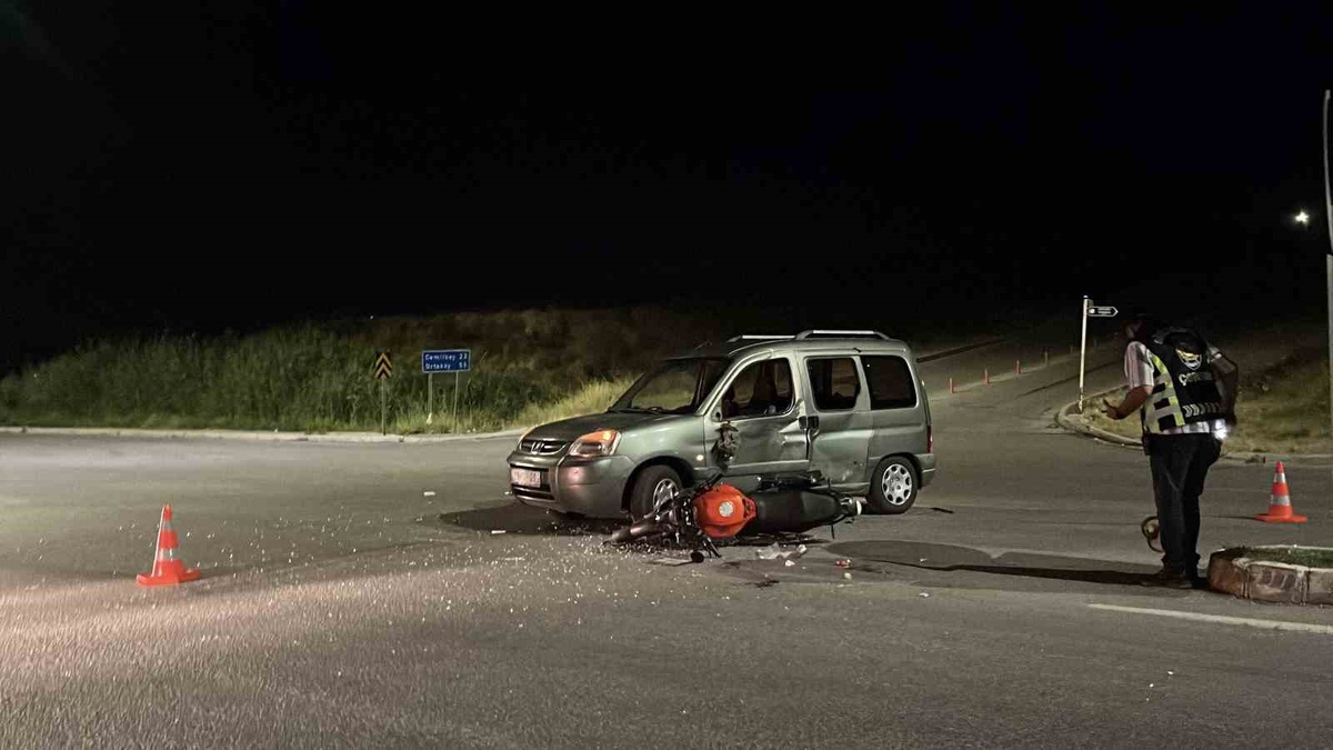 Çorum'da otomobil ile motosiklet çarpıştı, 3 kişi yaralandı