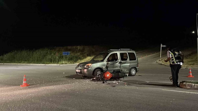 Çorum'da otomobil ile motosiklet çarpıştı, 3 kişi yaralandı