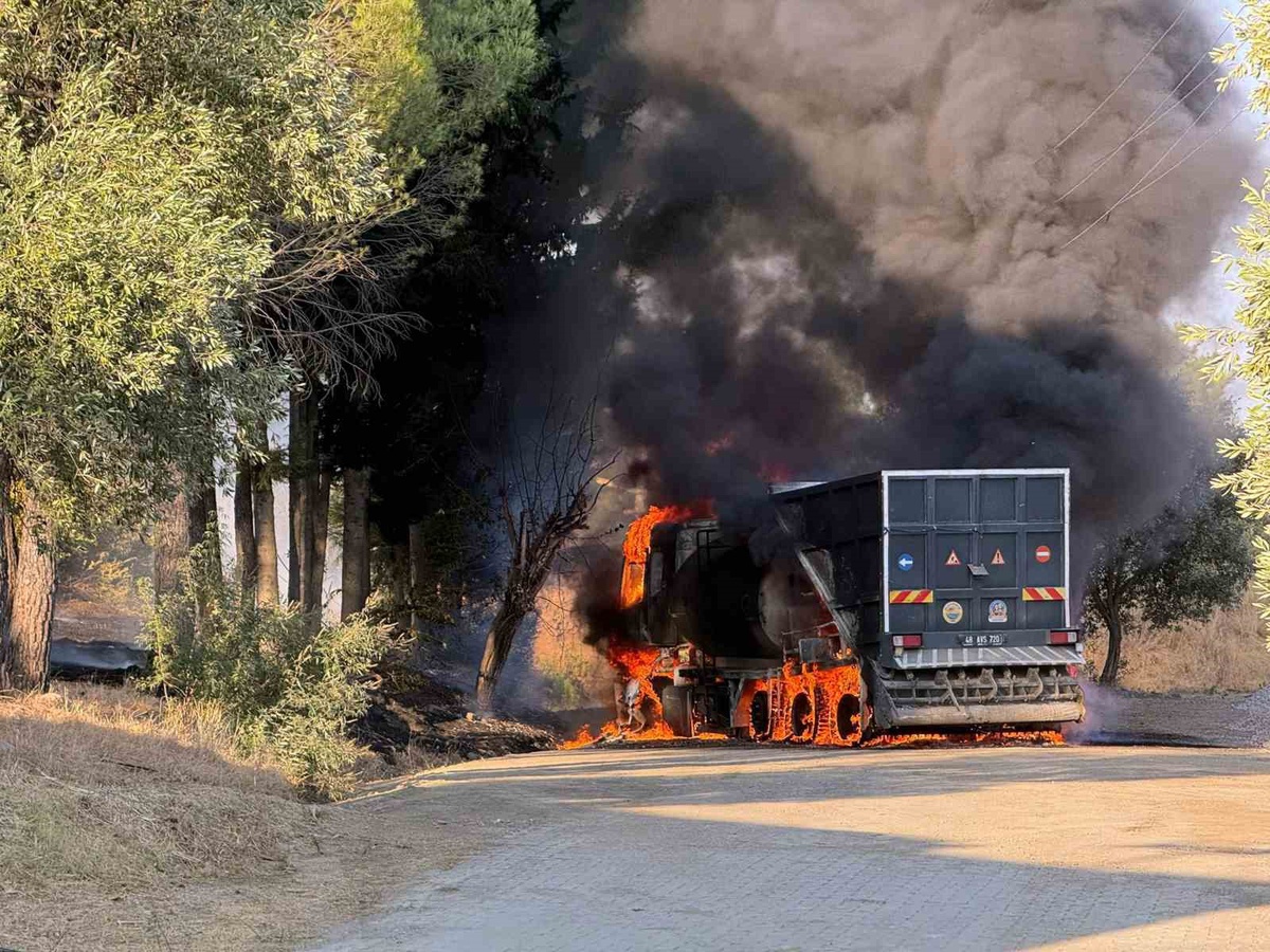 Muğla Dalaman'da belediyenin asfalt yama makinesi seyir halindeyken alev aldı