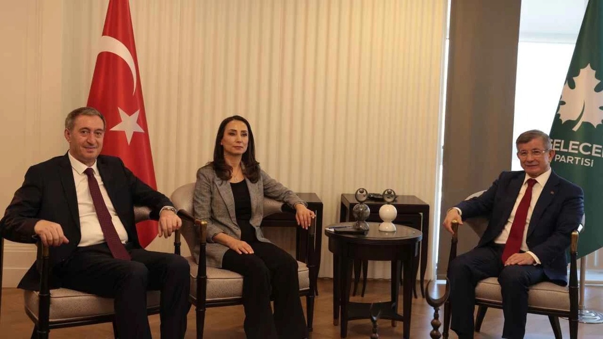 DEM Parti liderleri, soruşturma açılan eski Başbakan Davutoğlu'nu aradı