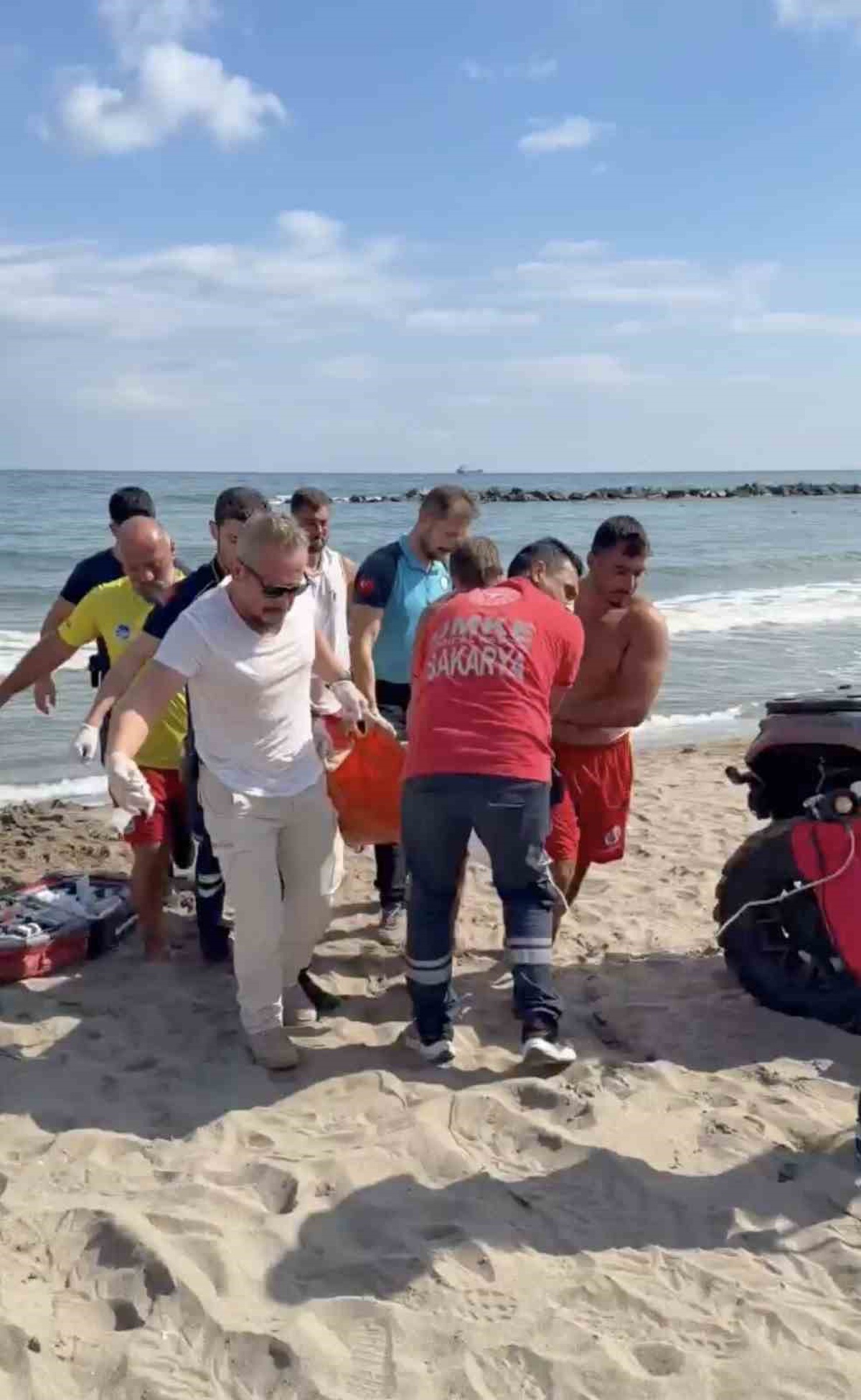 Sakarya Karasu'da denizde hareketsiz bulunan vatandaş hastaneye kaldırıldı