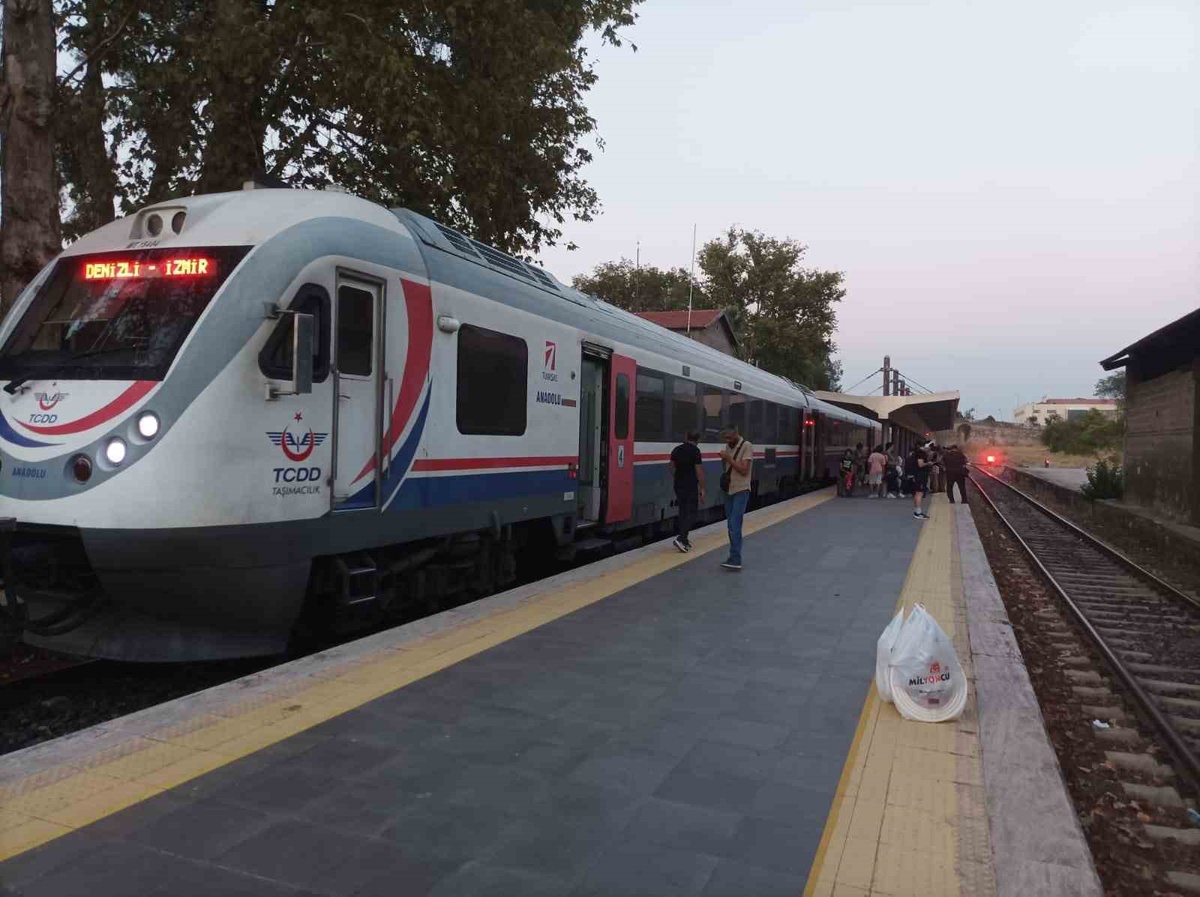 Denizli-İzmir treni Kuyucak'ta motor arızası yaptı, yolcular 1,5 saat mahsur kaldı