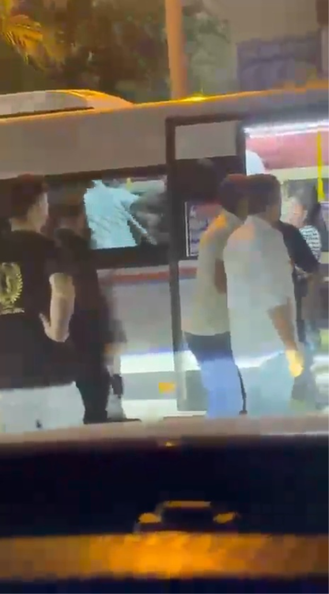 Dolmuşta bir çocuk kalabalık grup tarafından darbedildi