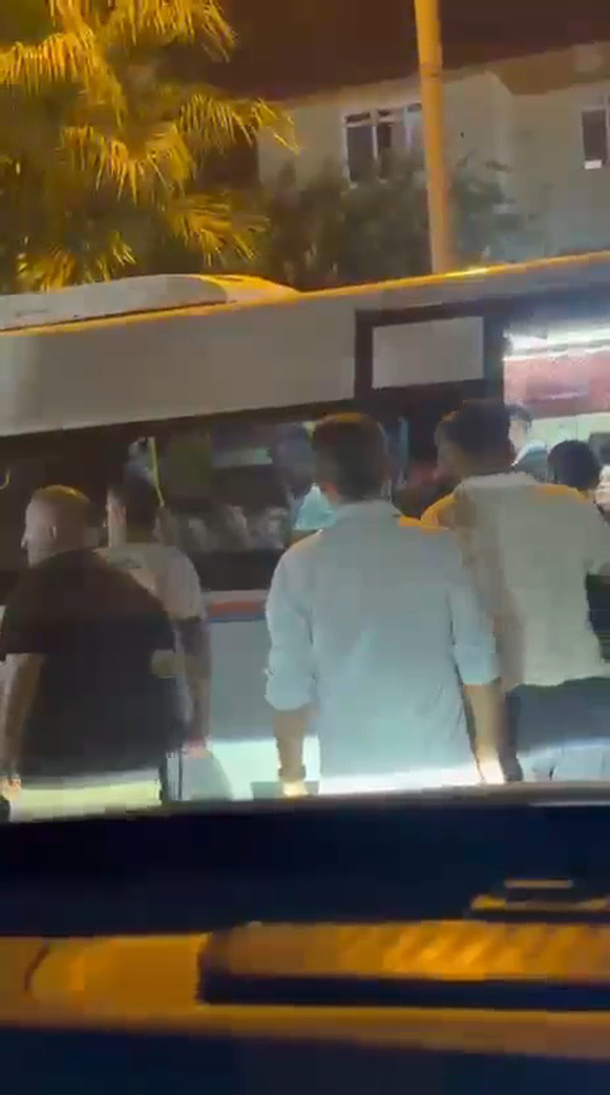 Adana'da dolmuşta grupun saldırdığı küçük yaştaki kişinin darbedilme anı kamerada