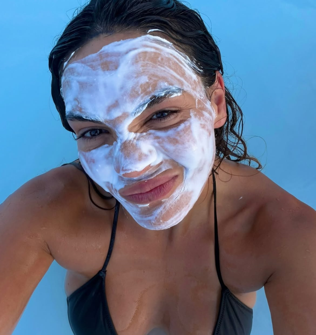 Ebru Şahin&rsquo;den nefes kesen İzlanda pozları! G&uuml;zelliğiyle b&uuml;y&uuml;ledi